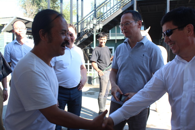 陈志峰董事长是部长的老朋友 此次相见格外亲切